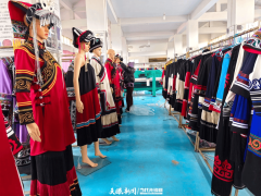 带领11名彝族绣娘创办公司