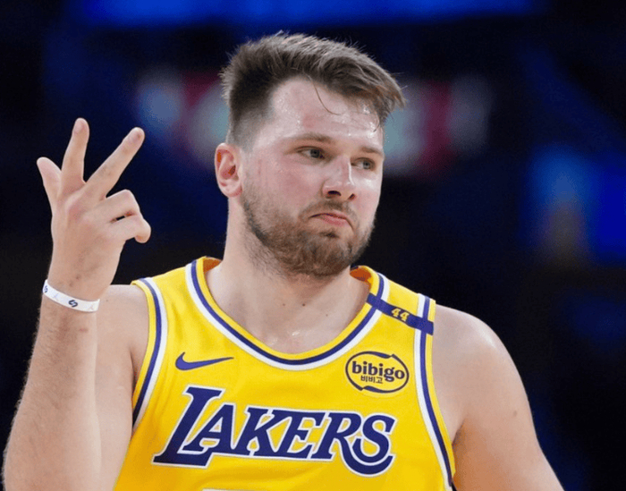 东契奇技犯停赛冲击赛季表现 三分纪录领跑联盟