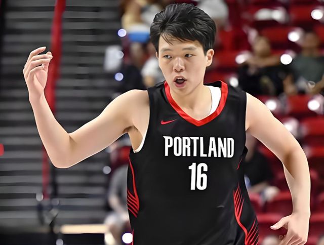 杨瀚森成第七位NBA季后赛球员 开拓者力克太阳抢