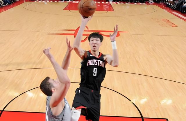 杨瀚森成第七位NBA季后赛球员 开拓者力克太阳抢