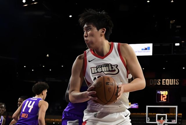 杨瀚森成第七位NBA季后赛球员 开拓者力克太阳抢