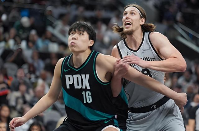 杨瀚森成第七位NBA季后赛球员 开拓者力克太阳抢