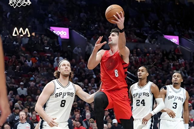 杨瀚森成第七位NBA季后赛球员 开拓者力克太阳抢