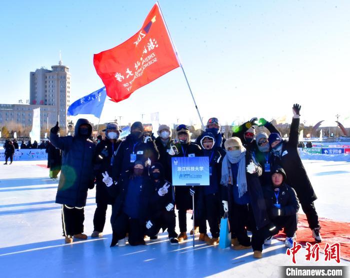 锡林郭勒寒冬迎来蒙古马精神冰上龙舟赛：首届